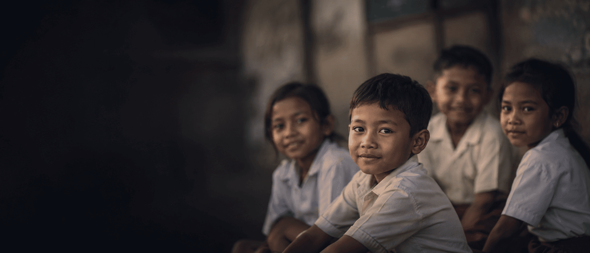 Anak-anak usia sekolah belajar bersama dalam suasana hangat